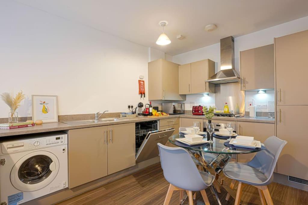 Luxury Campbell Park Apartments In Central Mk With Balcony, Free Parking & Smart Tv With Netflix By Yoko Property Milton Keynes Dış mekan fotoğraf