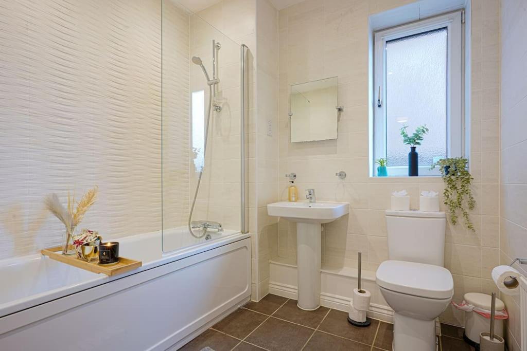 Luxury Campbell Park Apartments In Central Mk With Balcony, Free Parking & Smart Tv With Netflix By Yoko Property Milton Keynes Dış mekan fotoğraf